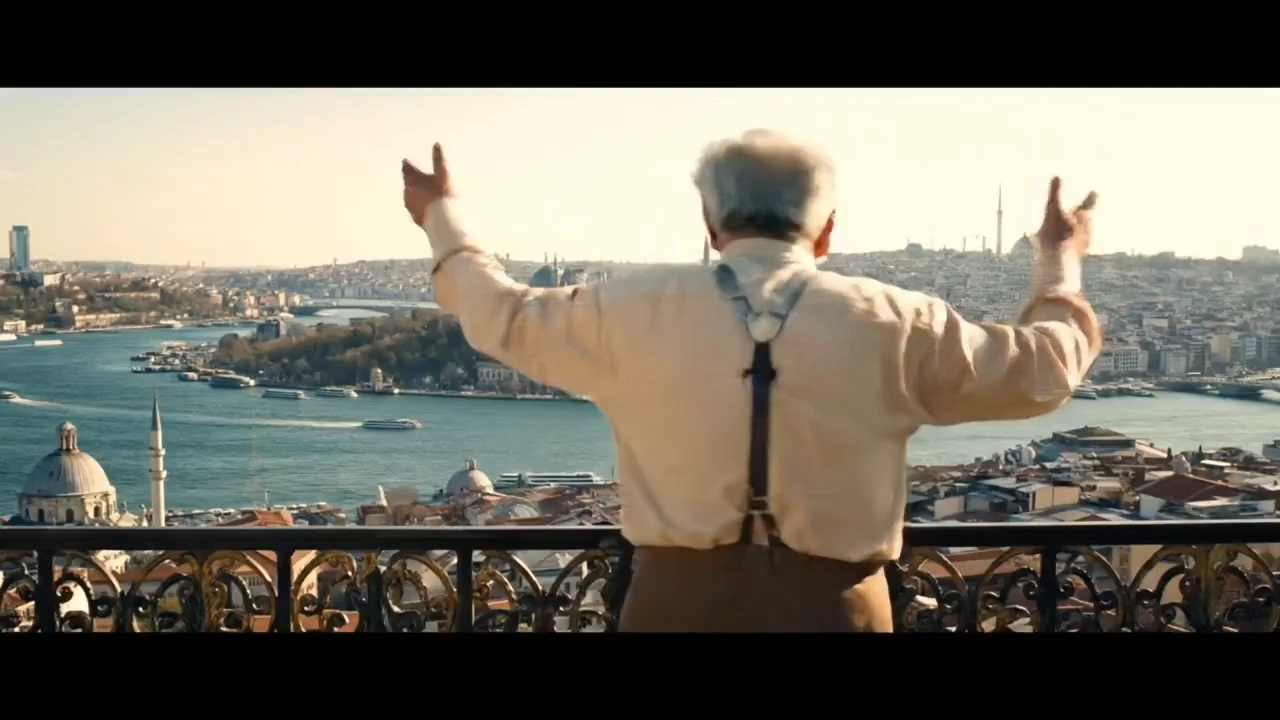 100-year-old man is in the background with a view of Istanbul